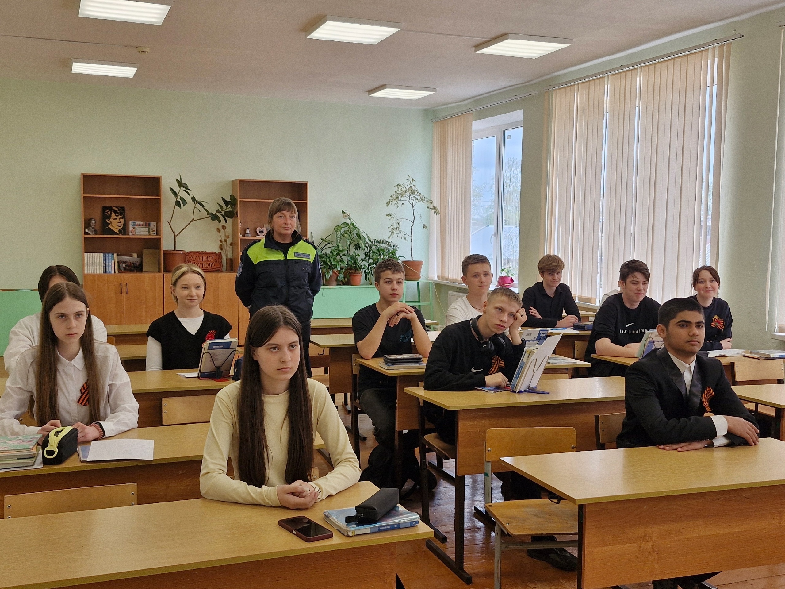 23.04.2025г. сотрудником ГИБДД была проведена профилактическая беседа в 7-9 классах о правилах дорожного движения..