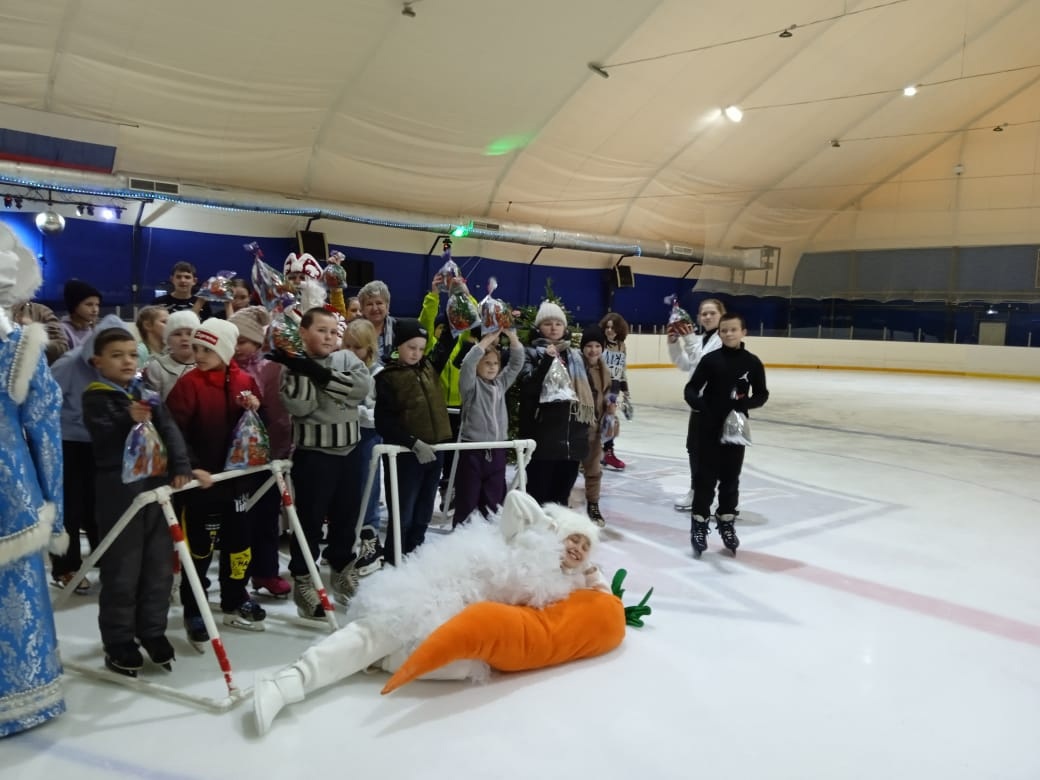 14 декабря учащиеся школы посетили благотворительную елку в ледовом дворце &amp;quot;Айсберг&amp;quot;..