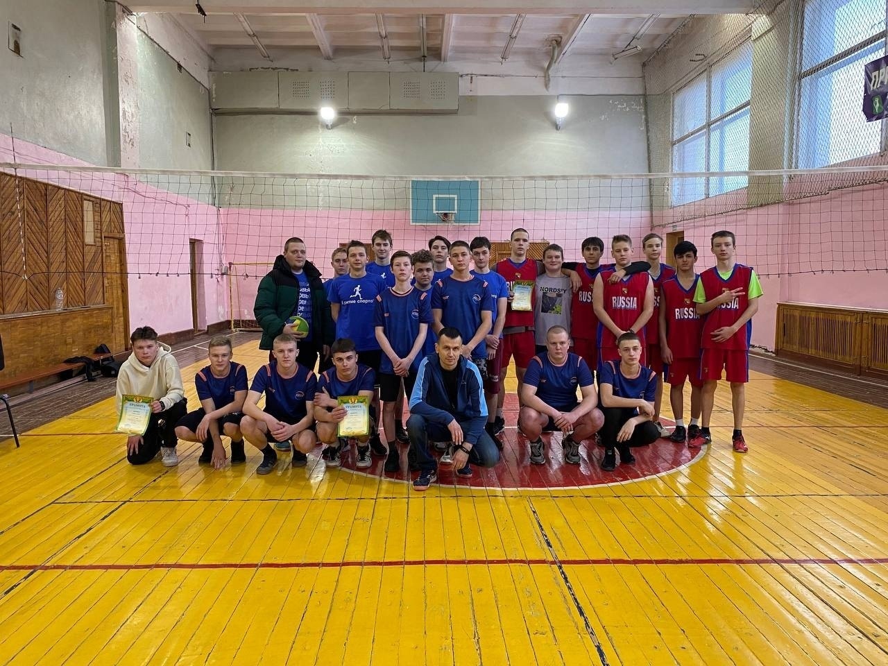Сборная команда школы приняла участие в районных соревнованиях по волейболу.