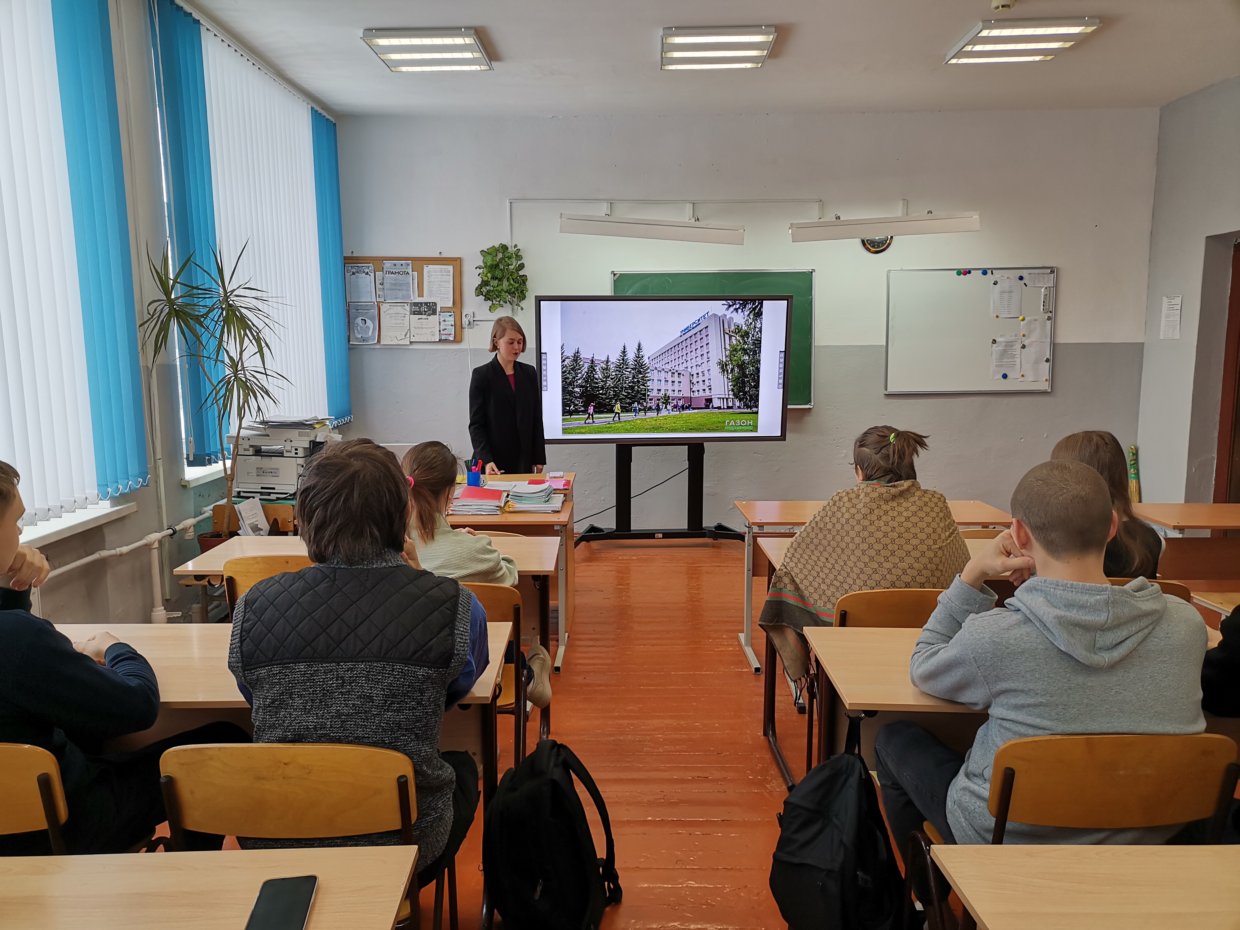 25 января- День российского студенчества. Ко Дню студента в нашей школе прошли классные встречи в 9,6 классах с выпускницей нашей школы Глухаревой Юлией.