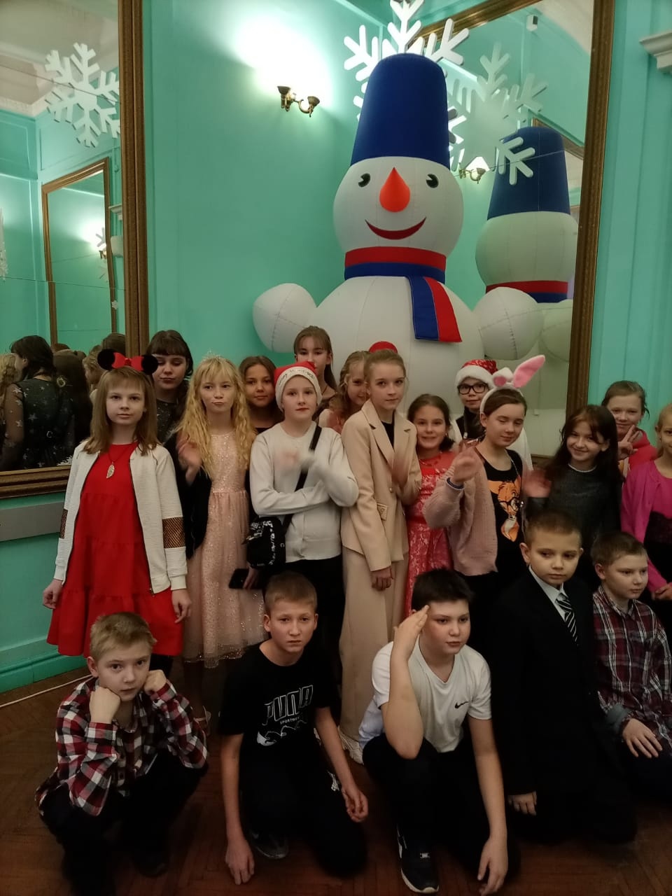 22 декабря, учащиеся 5 класса побывали на новогоднем представлении в ДК.Васильева. Было очень здорово и весело. Дети довольны, спасибо организаторам этого праздника..