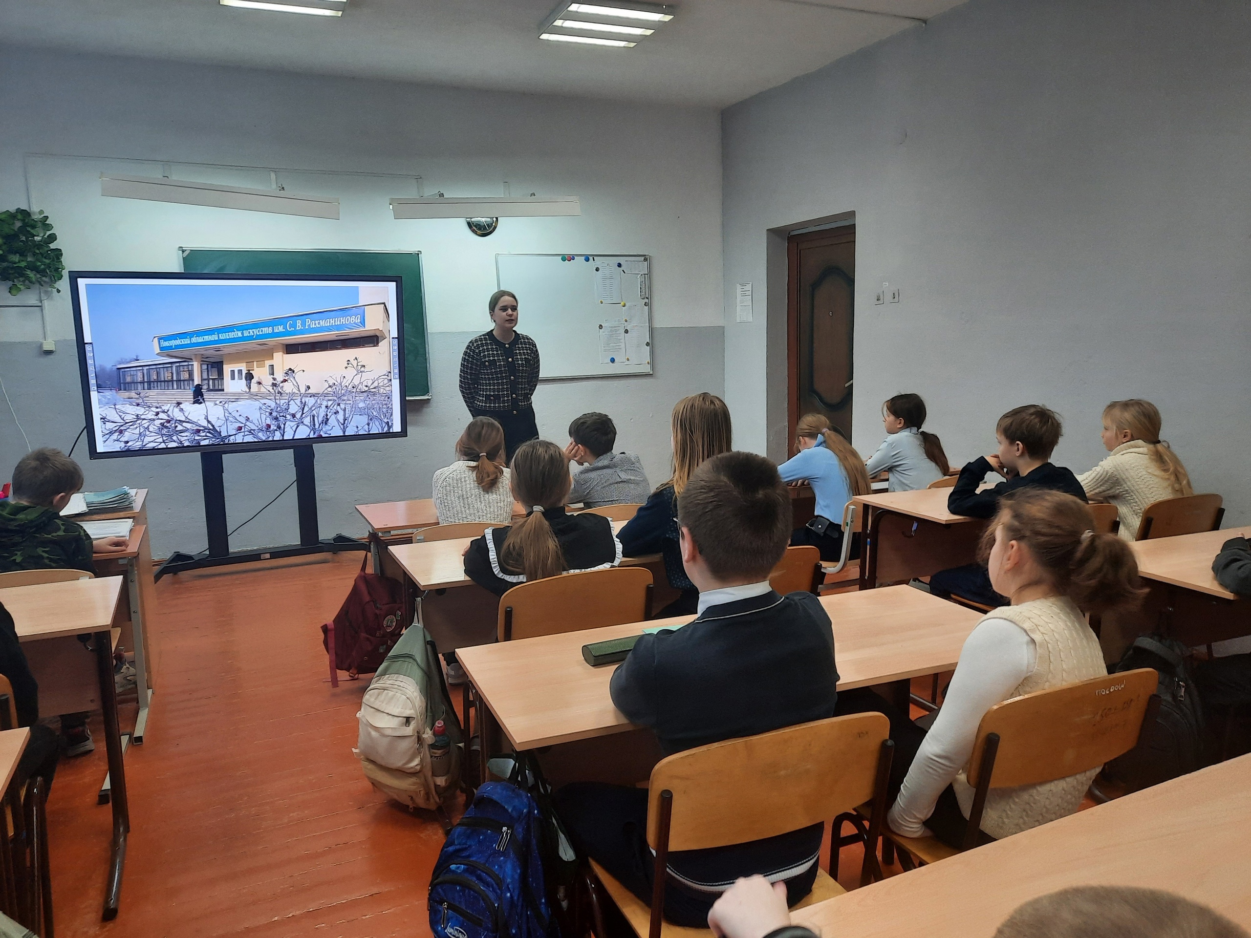 Сегодня, 24 января, в преддверии Дня всех студентов( 25 января) в 5 классе прошла встреча со студенткой 2 курса Новгородского колледжа искусств им. С.В. Рахманинова.